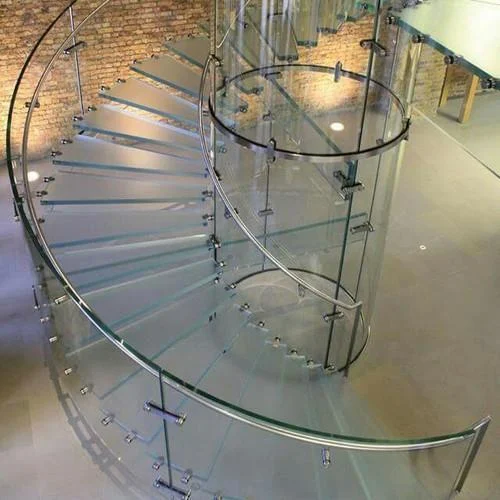 Cầu thang được làm từ kính cong