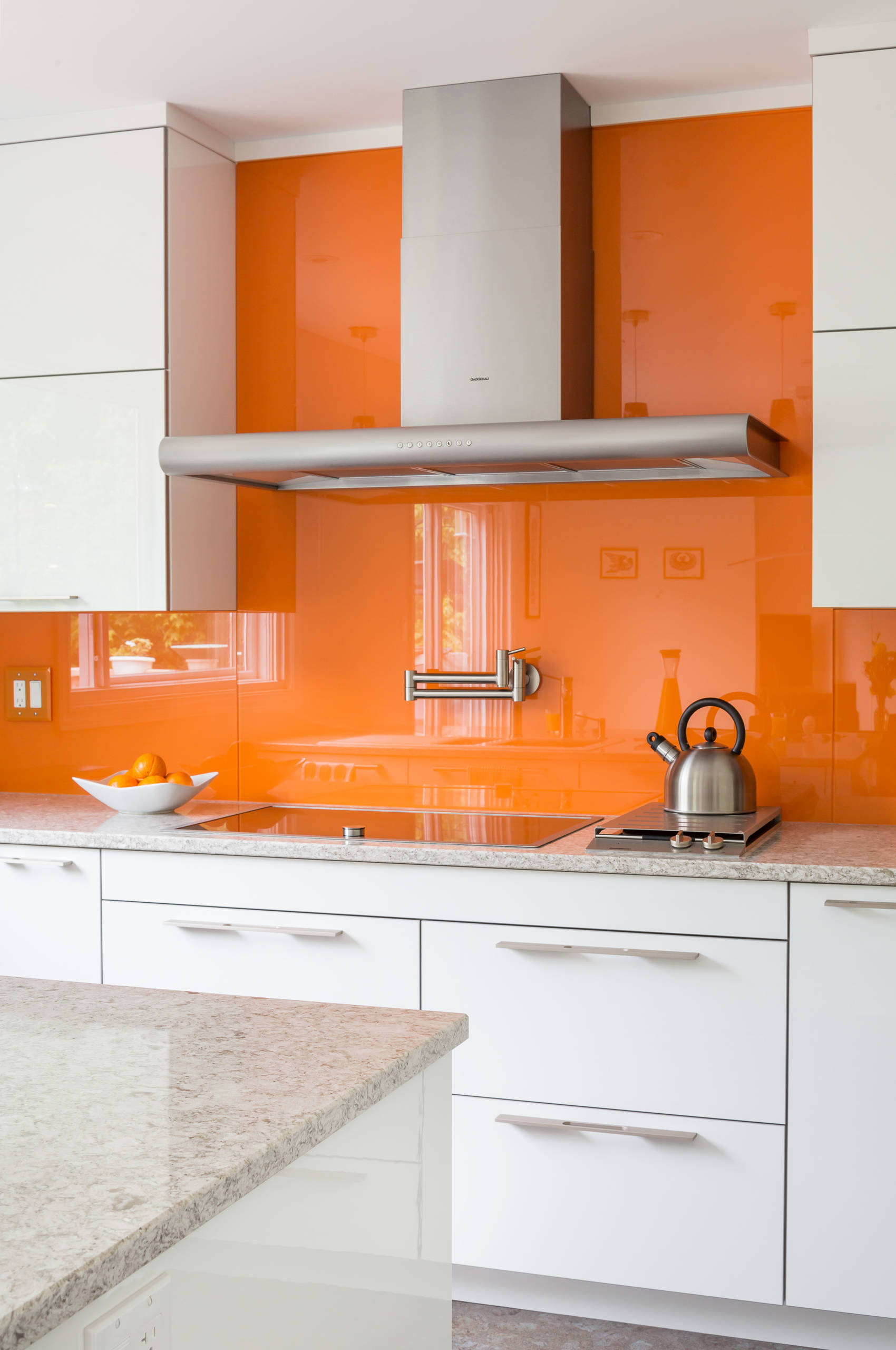 Mẫu kính ốp bếp màu cam siêu đẹp cho nhà ăn