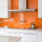 Mẫu kính ốp bếp màu cam siêu đẹp cho nhà ăn
